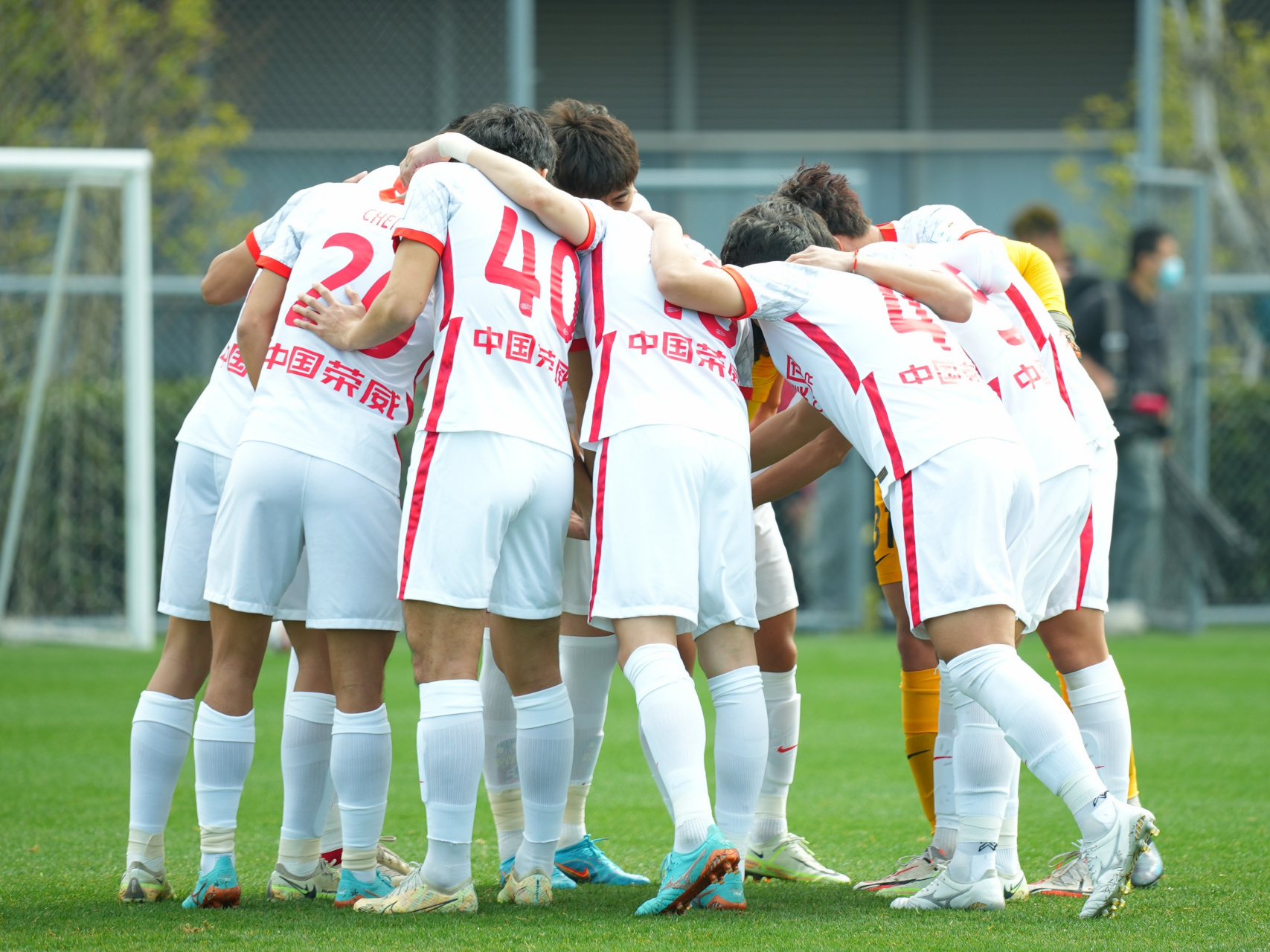 赛场上球员表现出色,展现才华和团队配合的句子