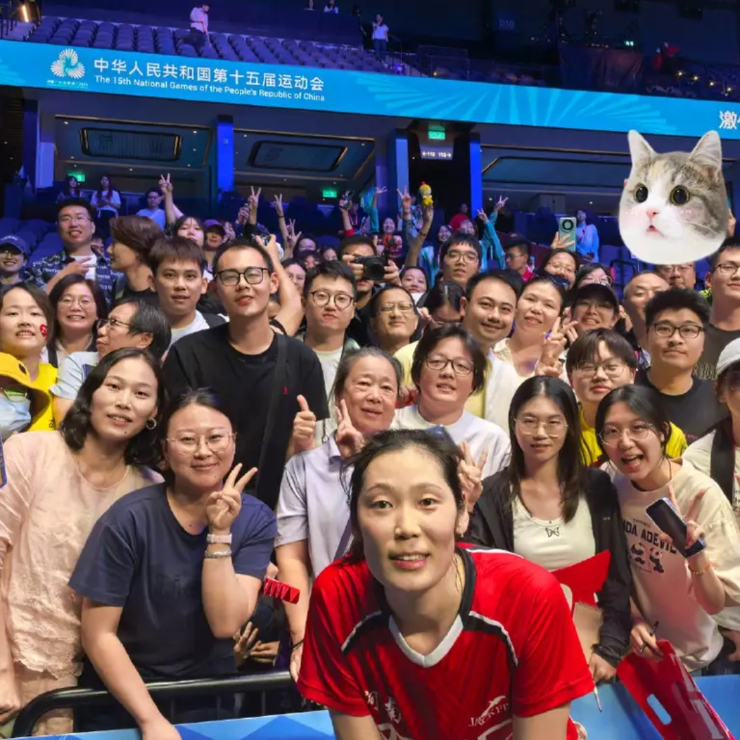 赛场上球员表现出色,展现才华和团队配合的句子